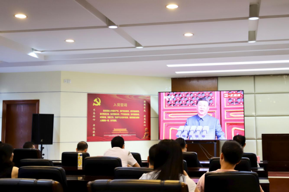 弘扬爱国主义精神  凝聚企业发展力量 --新锰集团党委组织开展观看九三阅兵仪式主题活动